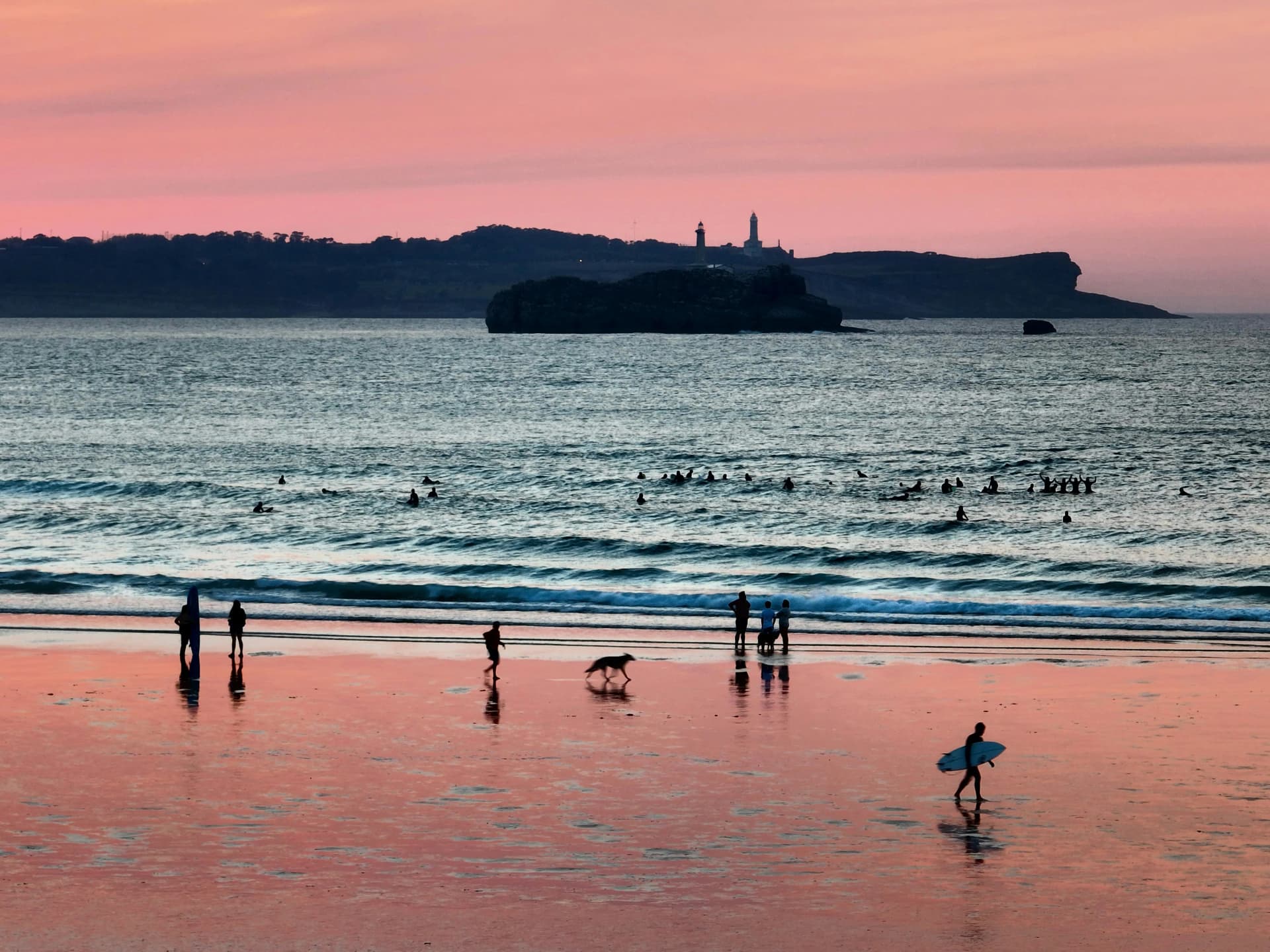 Vista de la playa de Santander al atardecer