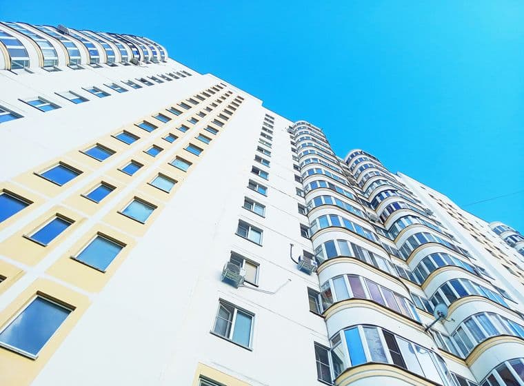 Edificio de viviendas visto desde abajo