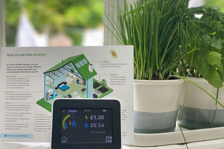 Un aparato midiendo el consumo de energía en una casa