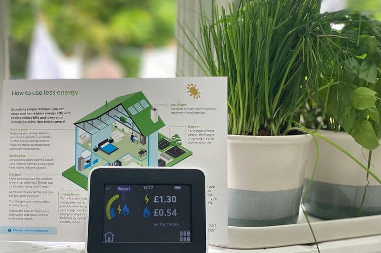 Un aparato midiendo el consumo de energía en una casa