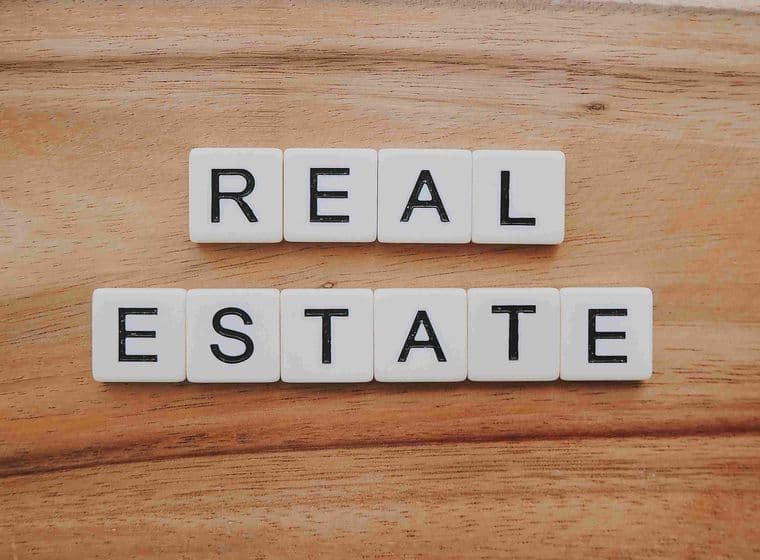 Texto agente inmobiliario en inglés escrito sobre una mesa