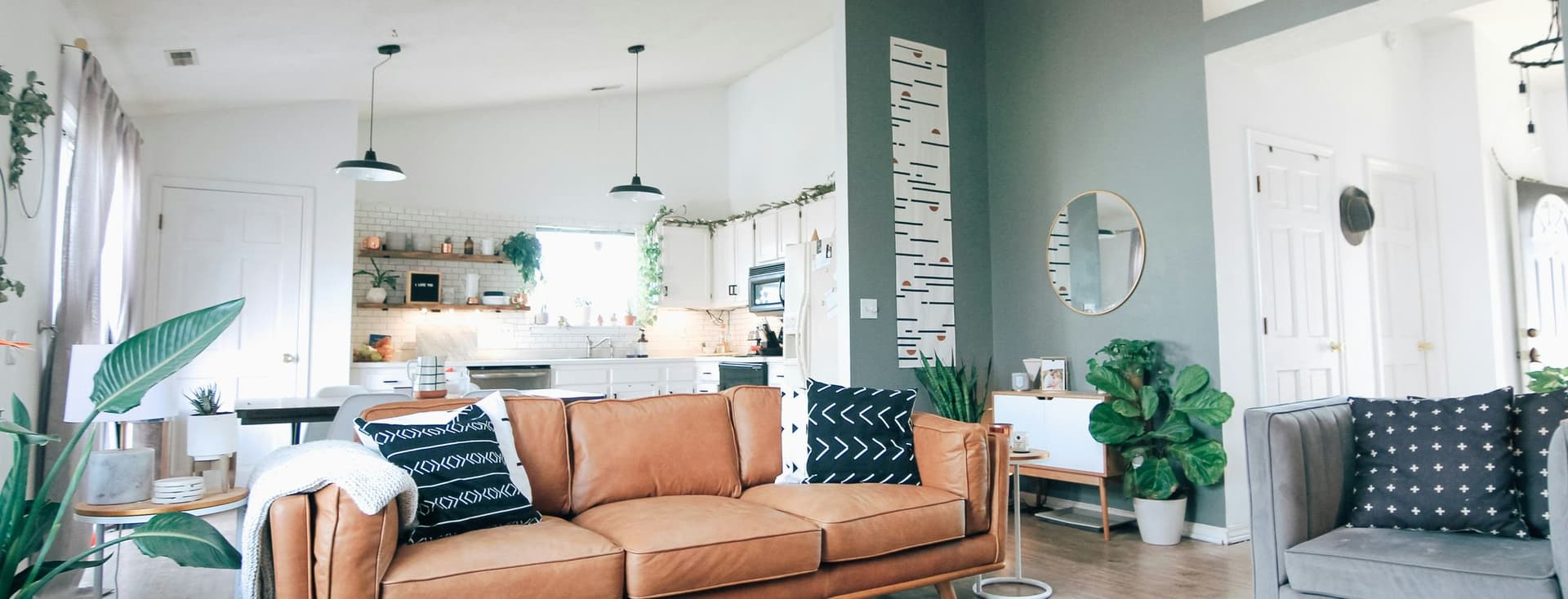 Salón-cocina moderno, decorado con home staging