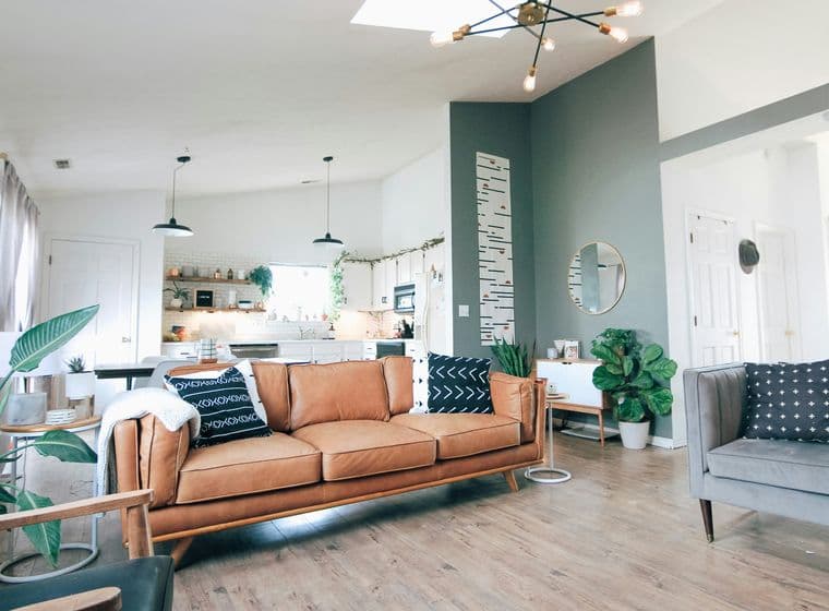 Salón-cocina moderno, decorado con home staging