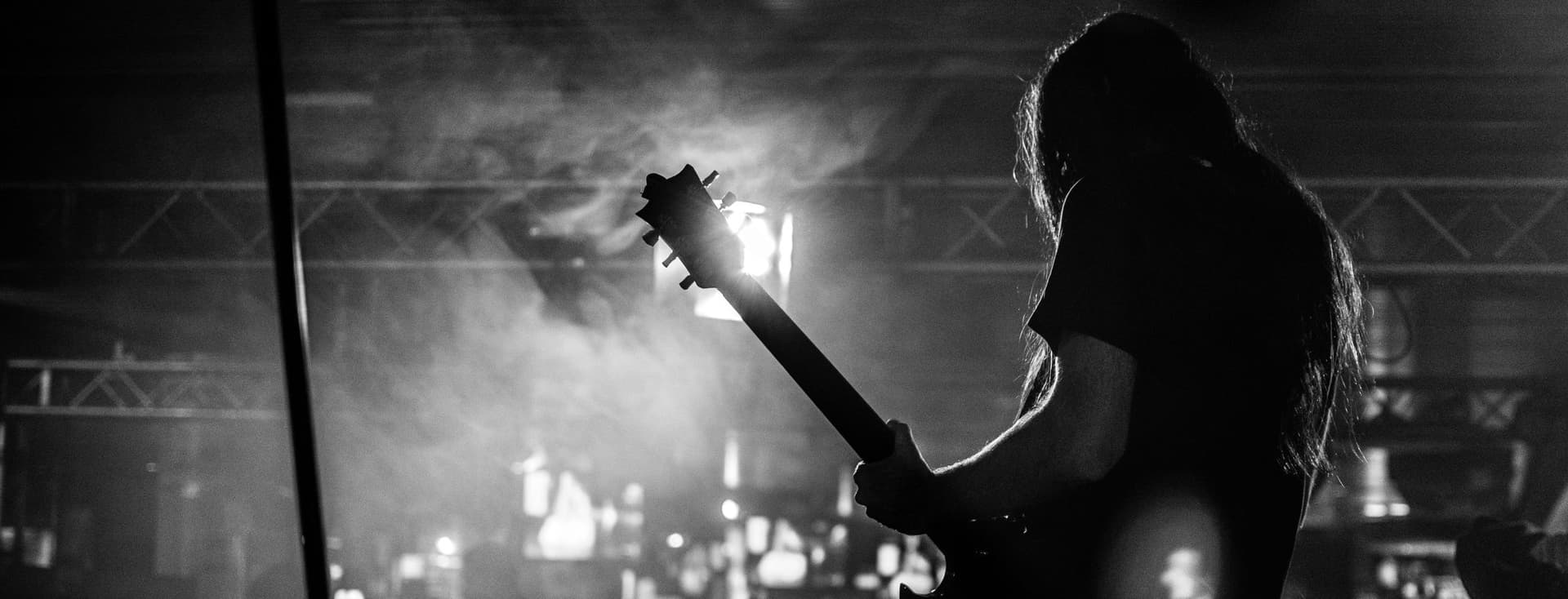 Guitarrista tocando en directo en el Azkena Rock Festival Vitoria