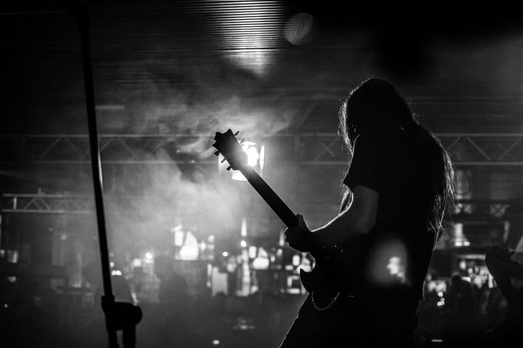 Guitarrista tocando en directo en el Azkena Rock Festival Vitoria