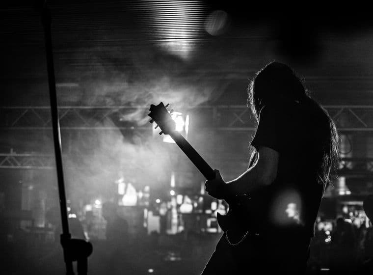 Guitarrista tocando en directo en el Azkena Rock Festival Vitoria