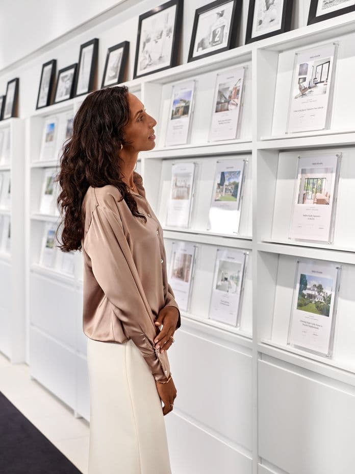 Client in front of exposé wall
