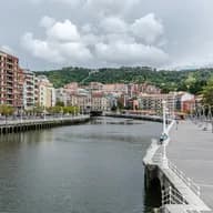 Vista de Bilbao junto al río