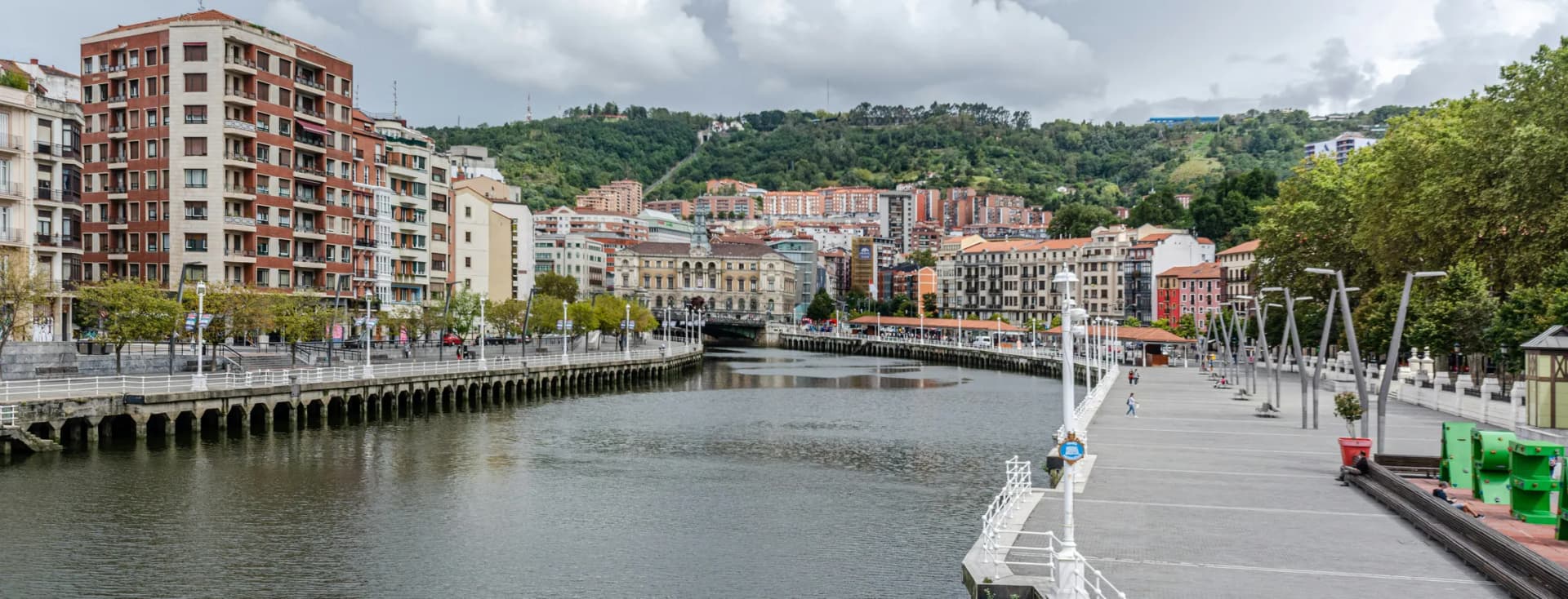Vista de Bilbao junto al río