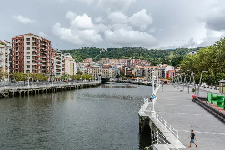 Vista de Bilbao junto al río