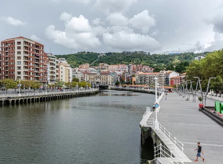 Vista de Bilbao junto al río