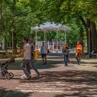 Personas paseando por las zonas verdes de Vitoria