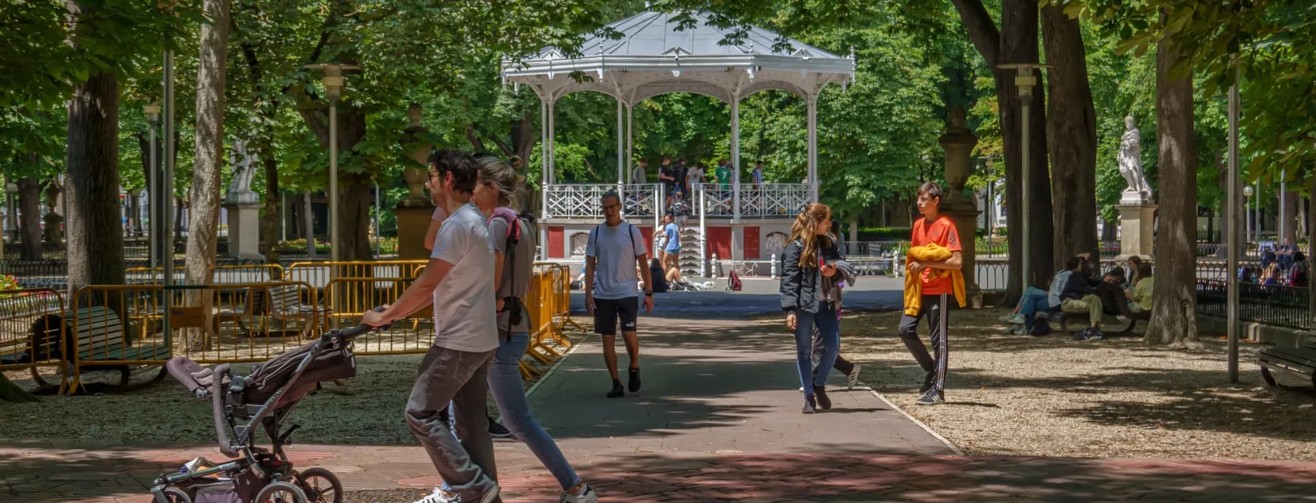 Personas paseando por las zonas verdes de Vitoria