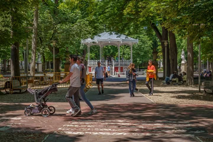 Personas paseando por las zonas verdes de Vitoria