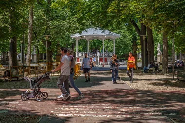 Personas paseando por las zonas verdes de Vitoria