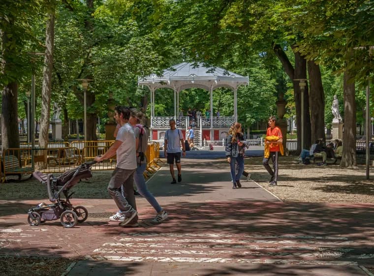 Personas paseando por las zonas verdes de Vitoria