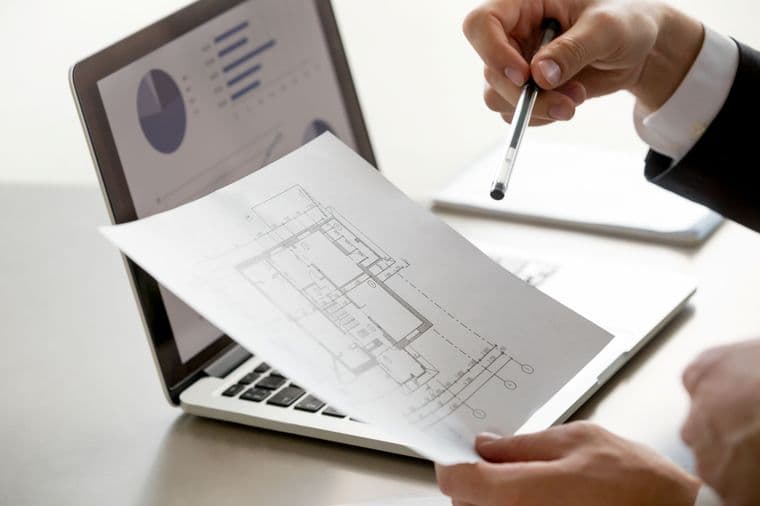Agente immobiliare con visura catastale in mano per verificare i dati dell’immobile.