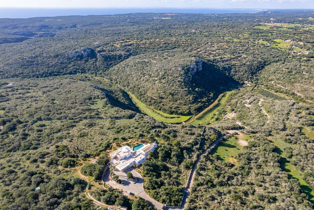 Aquesta impressionant finca rural ofereix total privacitat i vistes espectaculars del paisatge verge de Menorca, una oportunitat única d'adquirir una vivenda de luxe en un entorn natural protegit.