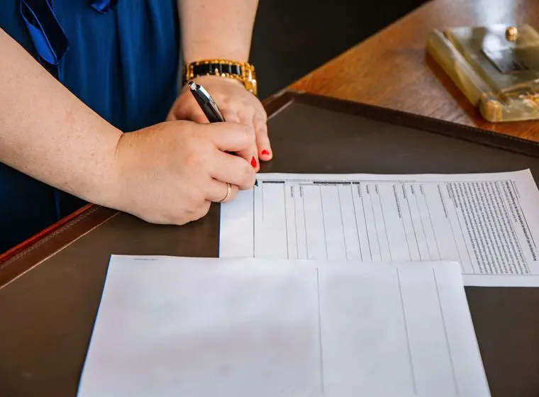 Mujer firmando un contrato