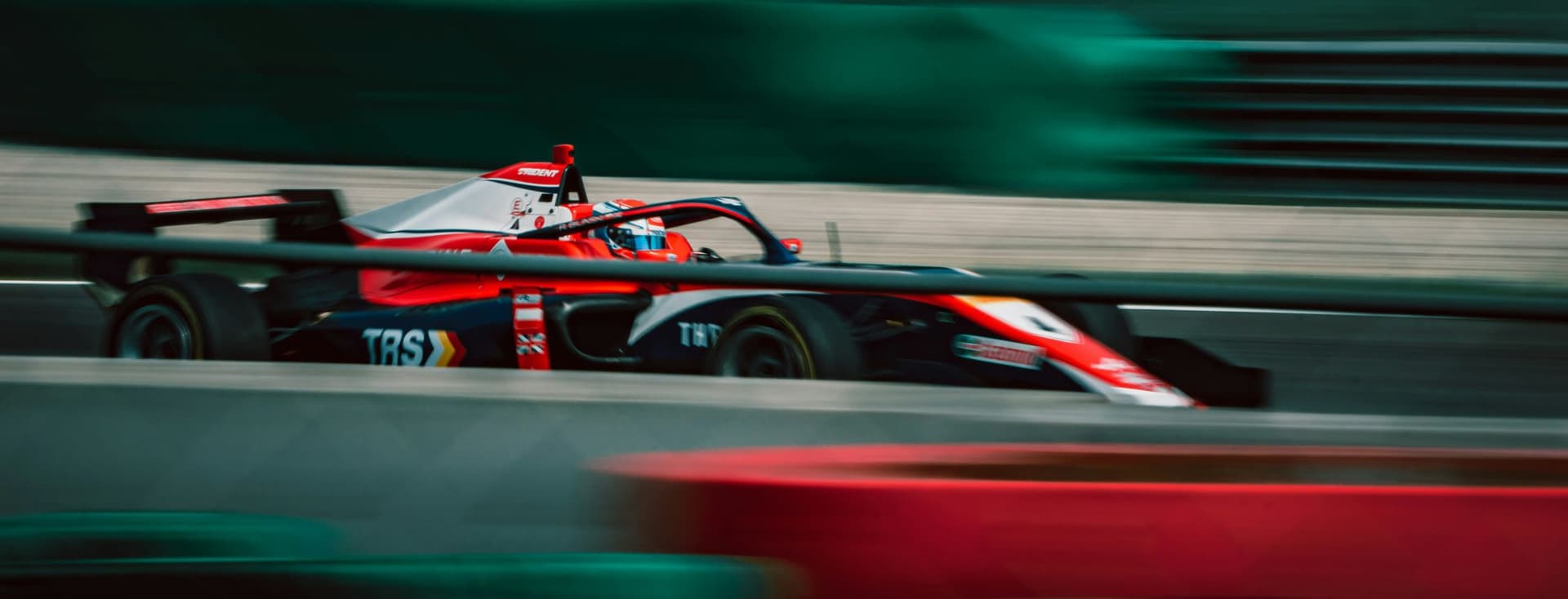 Un coche de Fórmula 1 circulando en un circuito