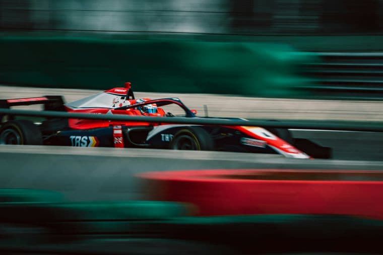 Un coche de Fórmula 1 circulando en un circuito
