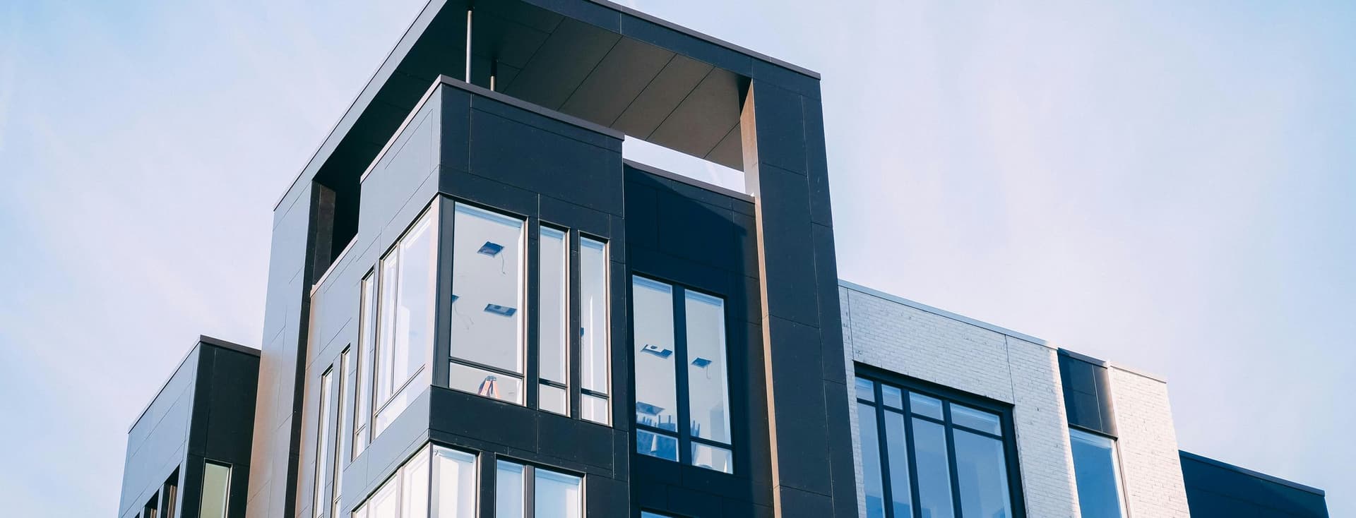 Vivienda de estilo moderno en blanco y negro