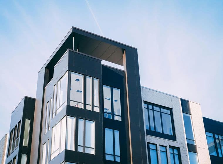 Vivienda de estilo moderno en blanco y negro