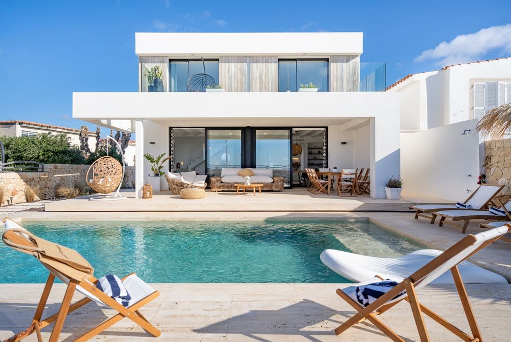 Moderna vila blanca amb piscina i tumbones a Menorca