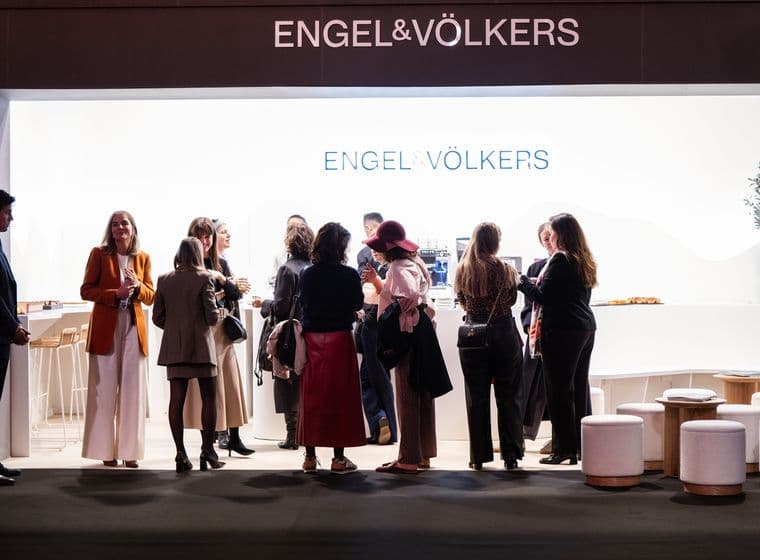Personas charlando en el Guest Lounge de Engel & Völkers en ARCOmadrid 2026
