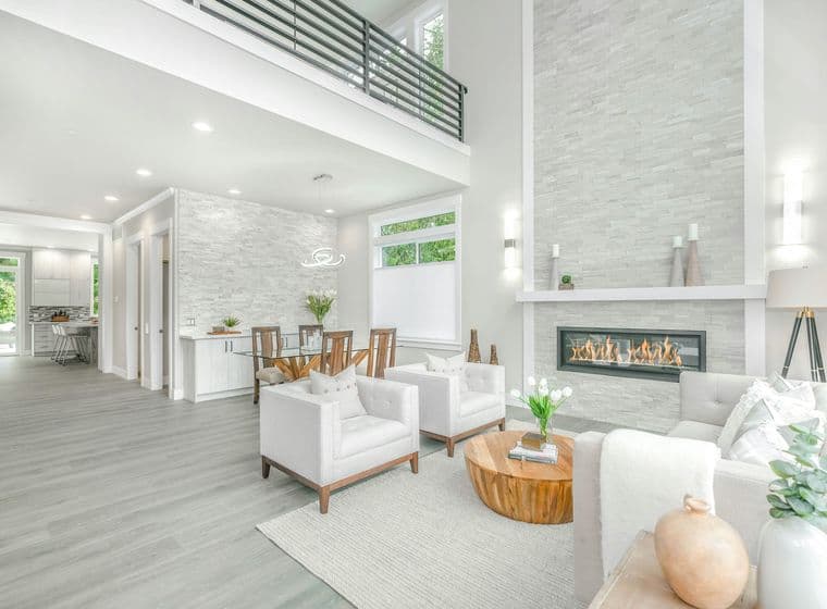 Salón decorado con muebles blancos