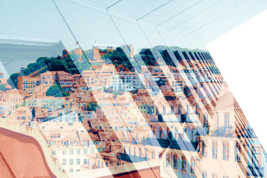 Vista de Lisboa, Portugal, com um castelo numa colina, visto através de uma janela com uma moldura branca e um telhado vermelho.