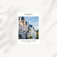Titelbild für den Marktbericht von Engel & Völkers Commercial mit einer Reihe farbenfroher Stadthäuser unter blauem Himmel, Flensburg 2026/2027.