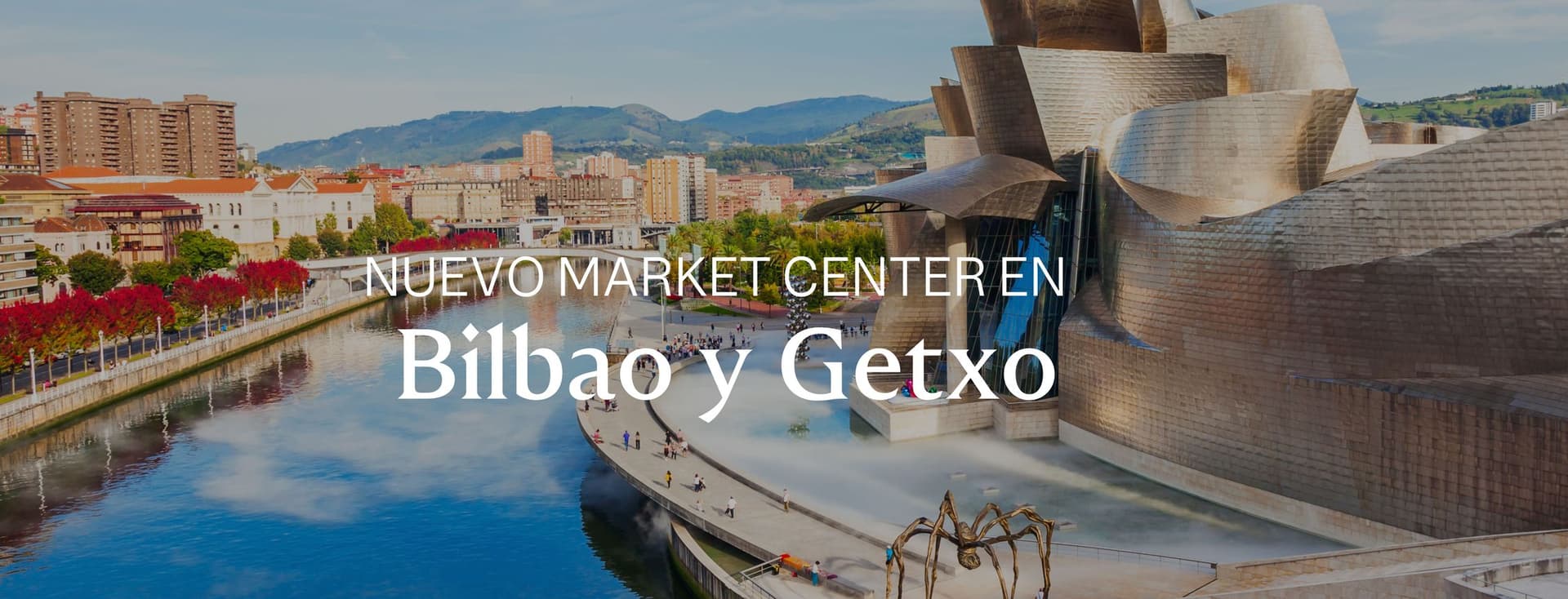 Bilbao, paisaje urbano de España con el Museo Guggenheim, un río y una gran escultura de araña.