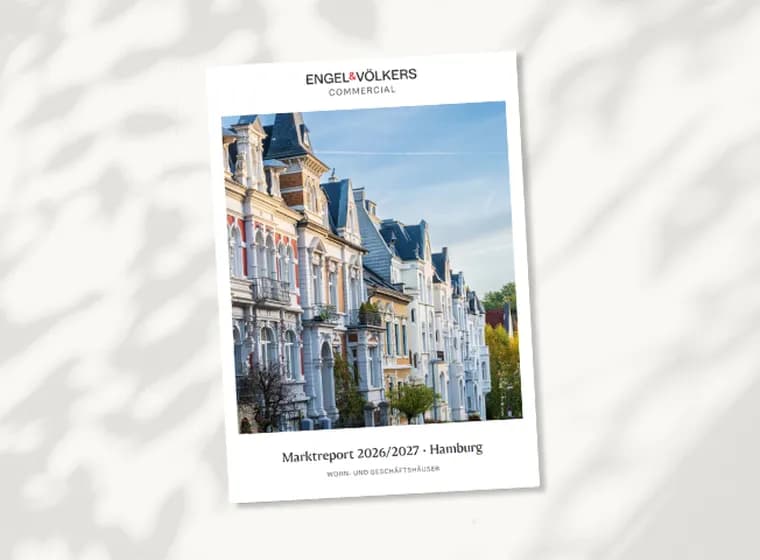 Schräg dargestellte Broschüre mit einer Reihe farbenfroher Stadthäuser, mit der Überschrift „Engel & Völkers Commercial“ und der Beschriftung „Marktbericht 2026/2027 Hamburg“.