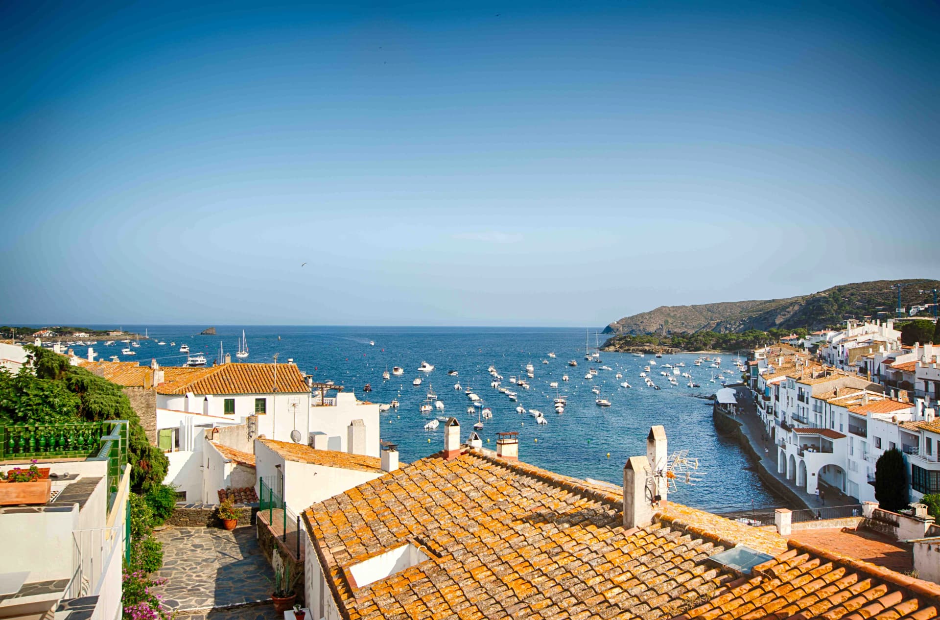 Vista de las casas de Cadaqués con el mar de fondo
