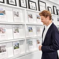 Client in the shop looking at the exposés