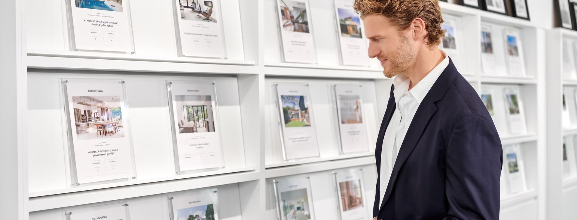Client in the shop looking at the exposés
