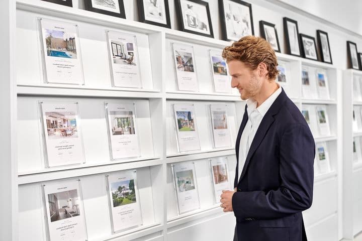 Client in the shop looking at the exposés