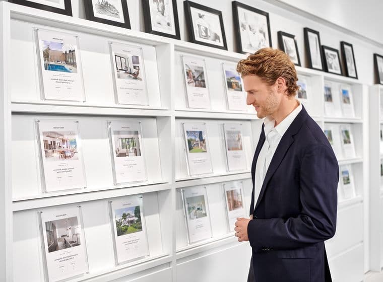 Client in the shop looking at the exposés
