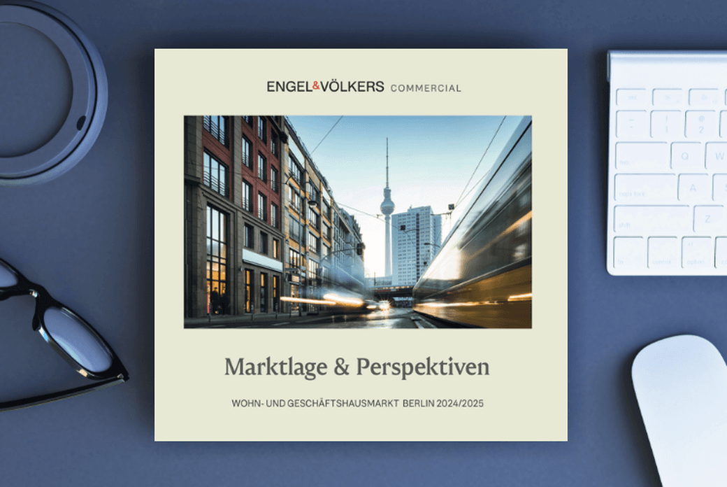 Magazine cover with blurred cityscape, tram, and Fernsehturm in Berlin. Titled "Marktlage & Perspektiven" for 2024/2025. Glasses and tech items nearby.