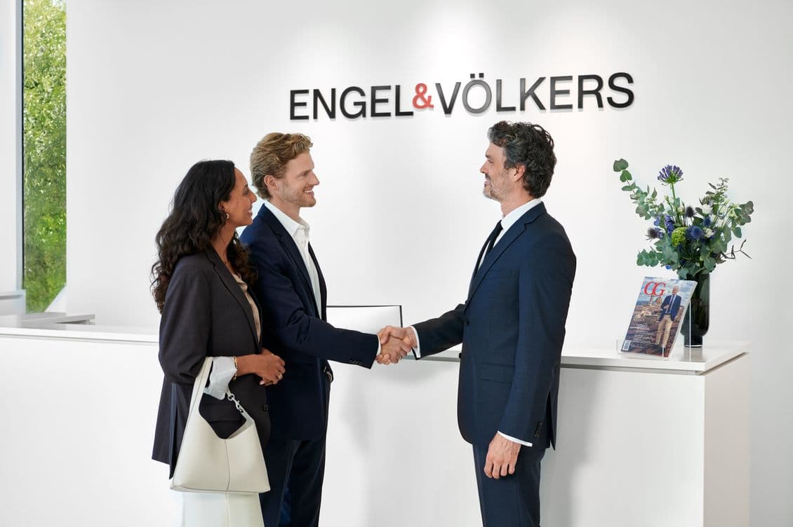 Agent and clients shaking hands