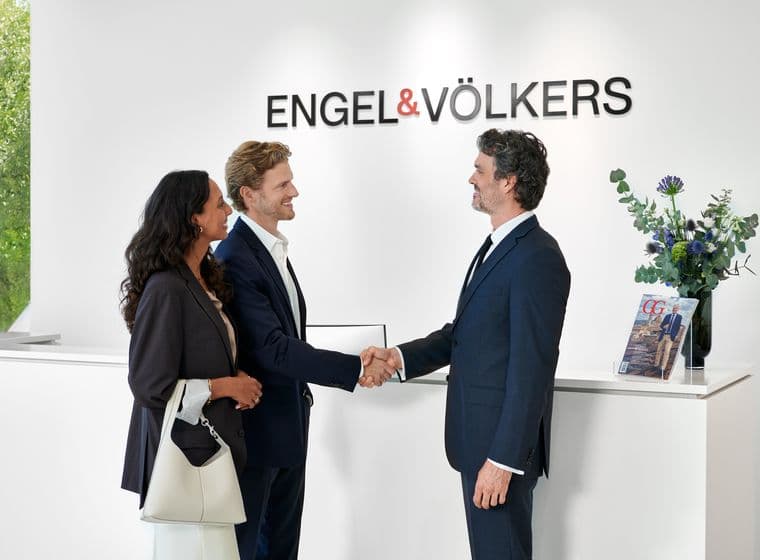 Agent and clients shaking hands