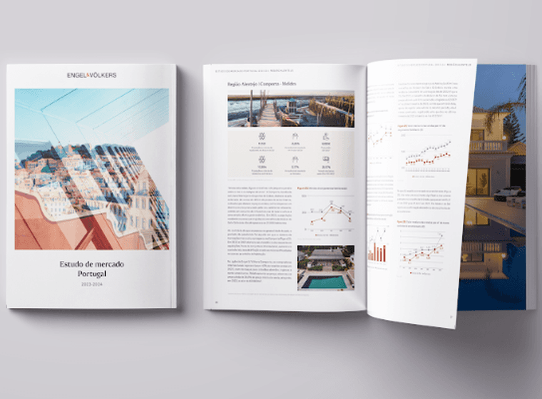 Três livros de relatórios de mercado imobiliário da Engel & Volkers, um fechado com a imagem de uma cidade, dois abertos com gráficos e fotos de propriedades.