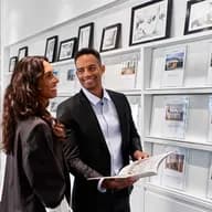 Customer service in the Shop in front of the display wall