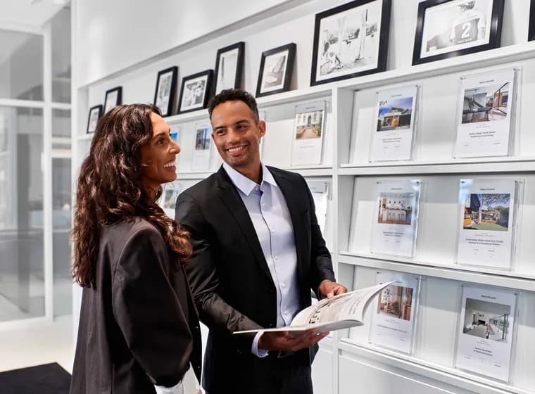 Customer service in the Shop in front of the display wall