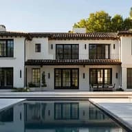 Grande villa in stile mediterraneo con piscina privata e lettini prendisole