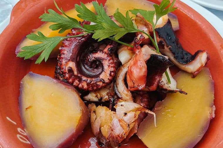comida algarve polvo e batatas