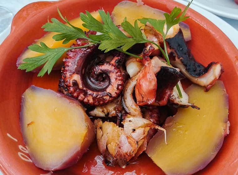 comida algarve polvo e batatas