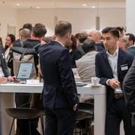 Gut besuchte Networking-Veranstaltung, bei der sich Fachleute unterhalten