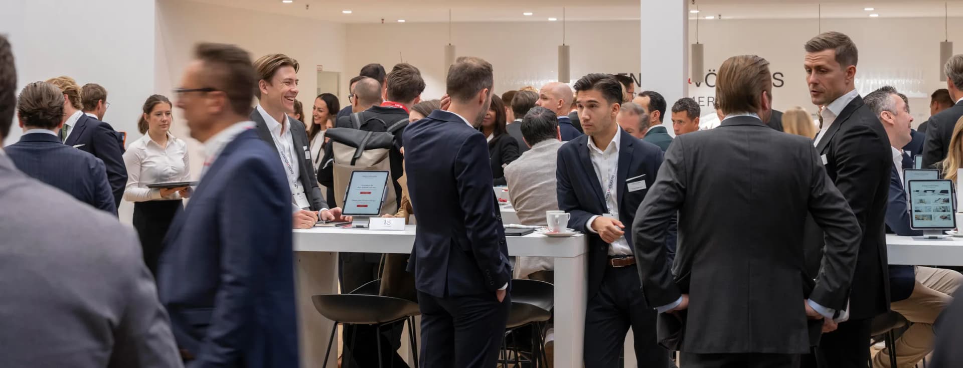 Gut besuchte Networking-Veranstaltung, bei der sich Fachleute unterhalten